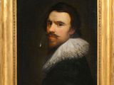portrait d'un homme vêtu d'un manteau noir à col blanc
