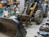 un bulldozer qui est garé dans un garage