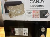 une boîte sur laquelle est posé un micro-ondes