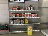 deux pancartes accrochées au mur d'un magasin sur lesquelles on peut lire « aspen aspen »