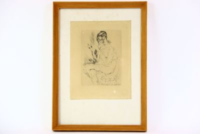 une photo représentant le dessin d'une femme assise sur une chaise