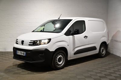 la photo d'une camionnette blanche garée dans un garage