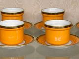 Des bouteilles de jus d'orange sont alignées sur une étagère en verre