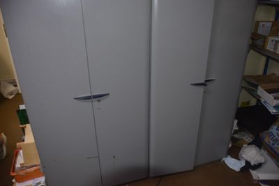 Sur désignation. Une armoire métal 2 portes, sans le contenu, en l'éta