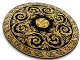 une assiette noire et dorée ornée de motifs dorés