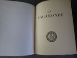 un livre ouvert sur lequel figure un logo