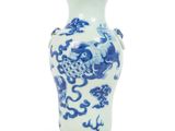 un vase bleu et blanc orné d'un dragon