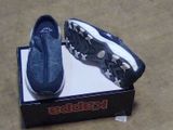 une boîte contenant une paire de chaussures