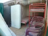 de nombreux matelas et lits superposés dans une tente