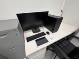 un bureau sur lequel se trouvent deux ordinateurs et une tablette