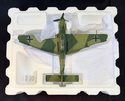 un petit avion en plastique dans un récipient en plastique posé sur une table