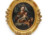 un tableau ovale représentant une femme tenant un enfant dans ses bras, dans un cadre doré