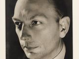 photographie en noir et blanc d'un homme en costume-cravate