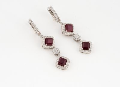 une paire de boucles d'oreilles en rubis et diamants