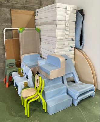 une pile de chaises en plastique et une chaise dans une pièce