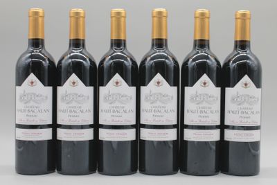 six bouteilles de vin rouge sont alignées