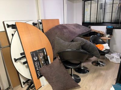 une pièce équipée d'un bureau, d'une chaise et d'un téléviseur