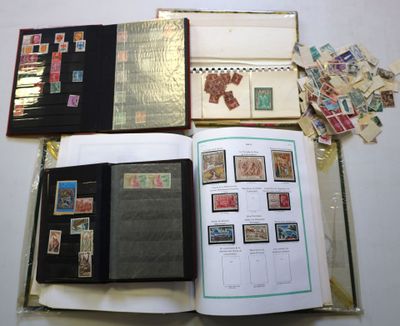 beaucoup de timbres sur les pages d'un livre
