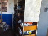 une armoire haute avec des tiroirs, placée au milieu d'une pièce