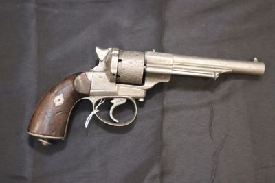 un gros plan d'un revolver sur fond noir