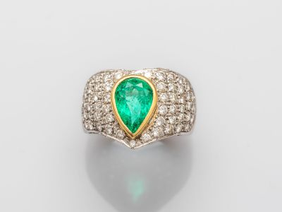 une bague en émeraude et diamant