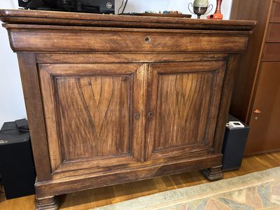 Buffet d'époque XIXe en noyer de style Louis Philippe ouvran…