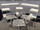 quatre chaises et une table au milieu d'un parking