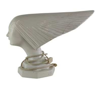 sculpture représentant une tête de femme ailée, posée sur un socle blanc
