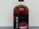 une bouteille de vin posée sur une table