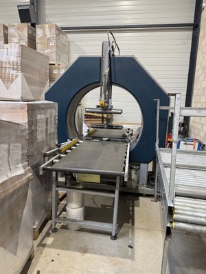 une machine qui déplace des cartons dans un entrepôt