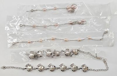 PERLES. Réunion de cinq bracelets perles de culture, trois b…