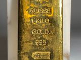 un lingot d'or posé sur un bloc de marbre