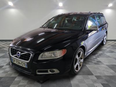 une photo d'un break Volvo noir garé dans un garage