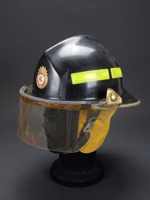 casque de pompier avec visière réfléchissante et écran facial réfléchissant