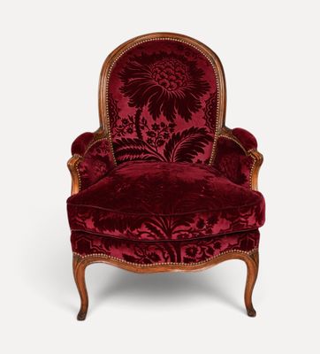 une chaise rouge et dorée ornée d'un motif floral