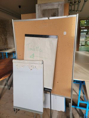 un tableau effaçable à sec et un autre tableau effaçable à sec dans une pièce