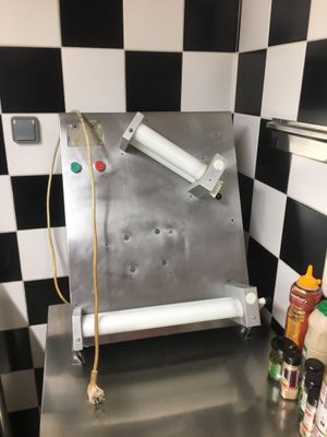 une machine posée sur le comptoir d'une cuisine