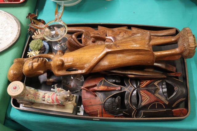 Lot d’objets de vitrine et statuettes africaines
