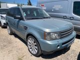une photo d'un Land Rover bleu garé sur un parking
