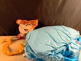 une peluche posée sur une table à côté d'un sac