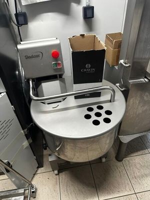 un appareil posé par terre dans une cuisine
