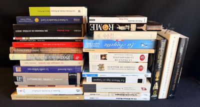 plusieurs livres empilés sur une table