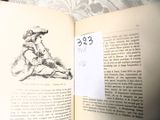 un livre ouvert sur lequel est dessiné un homme assis