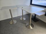 deux tables placées devant une fenêtre