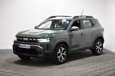 Le SUV gris est garé sur un sol à damier dans une pièce