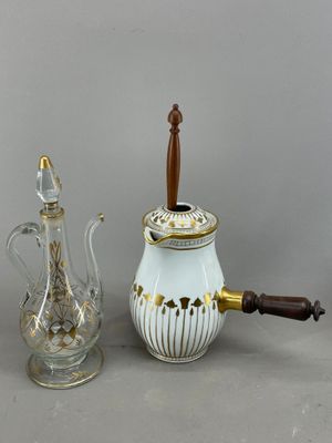 trois types de théières et une carafe à vin