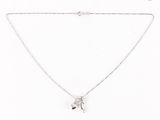 un collier en argent avec un pendentif en forme d'étoile de mer sur une chaîne