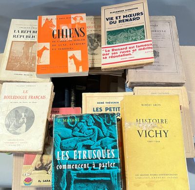 plusieurs livres sont empilés sur une table