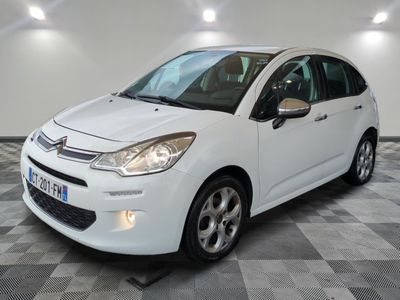 la citrole blanche est garee sur un carrelage en damier