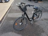 un vélo garé au bord de la rue